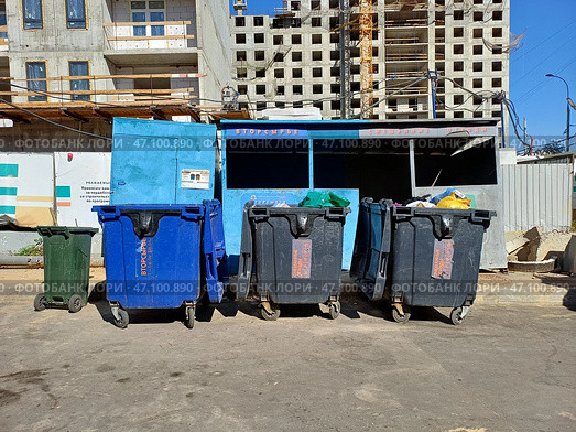 Площадка по сбору и накоплению отходов. Улица Гарибальди. Обручевский район. Москва (2024 год). Редакционное фото, фотограф lana1501 / Фотобанк Лори