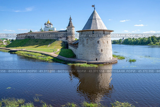 Плоская башня в Псковском Кремле со стороны реки Великая (2024 год). Стоковое фото, фотограф Анна Карасева / Фотобанк Лори