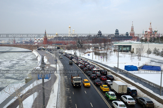 Плотное автомобильное движение на Москворецкой набережной, Москва, Россия (2018 год). Редакционное фото, фотограф Елена Коромыслова / Фотобанк Лори