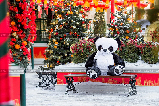 Plush stuffed pandas and Chinese red Christmas lanterns on Tverskaya Street in Moscow. Close-up. The first ever meeting of the Chinese New Year 2024 in Moscow. Стоковое фото, фотограф Photojuli / Фотобанк Лори