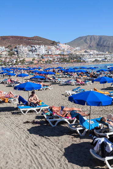 Пляж Playa del las Vistas с лежаками и зонтами на песке, город Лос Кристианос, остров Тенерифе, Канары, Испания (2016 год). Редакционное фото, фотограф Кекяляйнен Андрей / Фотобанк Лори