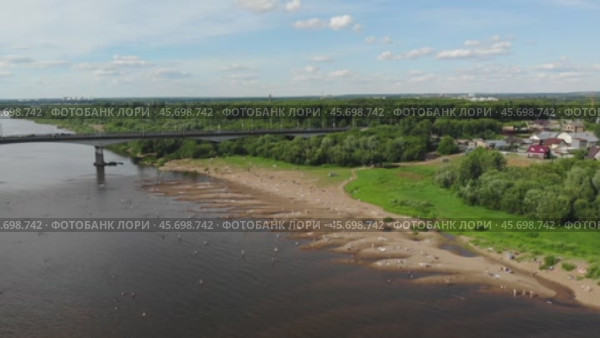 Пляж у Старого моста в городе Кирове - съемка с дрона в 2020 году. Стоковое видео, видеограф Владислав Самошкин / Фотобанк Лори