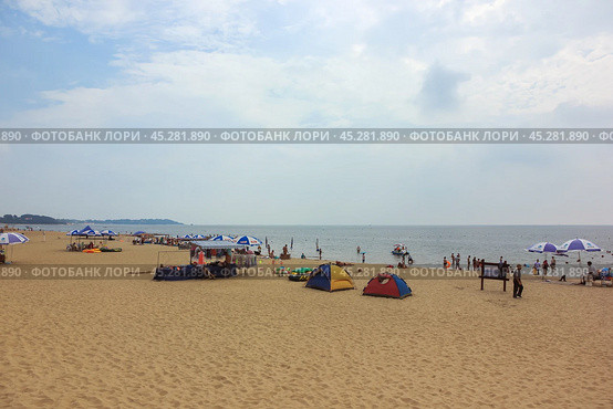 Пляж в Бэйдайхэ на Желтом море , Китай. Редакционное фото, фотограф Римма Тельнова / Фотобанк Лори