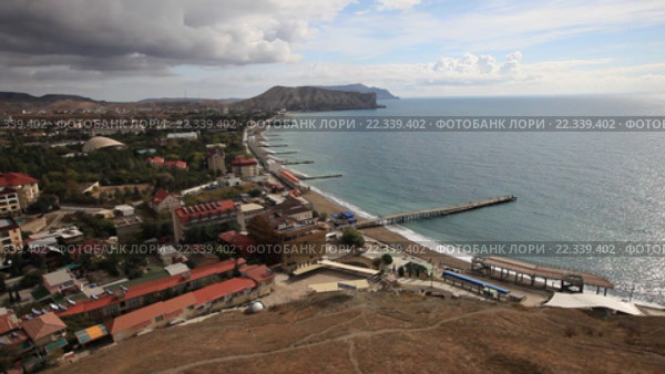 Побережье Крыма. Вид на город Судак и Черное море из Генуэзской крепости (2015 год). Стоковое видео, видеограф Яна Королёва / Фотобанк Лори