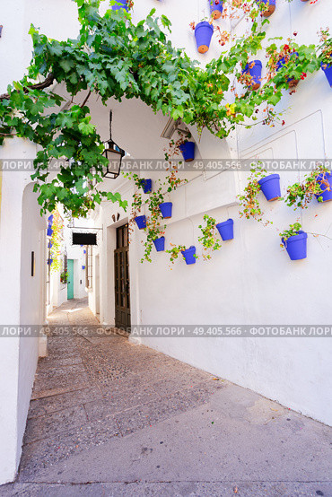 Poble Espanyol narrow street, with traditional for Andalusia white walls architecture, Barcelona, Catalonia Spain. Poble Espanyol, Barcelona. Стоковое фото, агентство Ingram Publishing / Фотобанк Лори