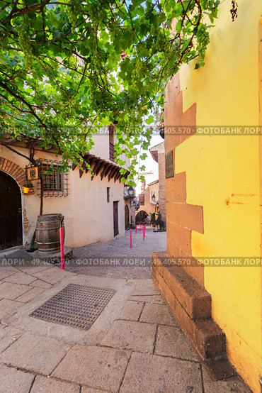Poble Espanyol, traditional architecture site in Barcelona, Spain. Poble Espanyol, Barcelona. Стоковое фото, агентство Ingram Publishing / Фотобанк Лори