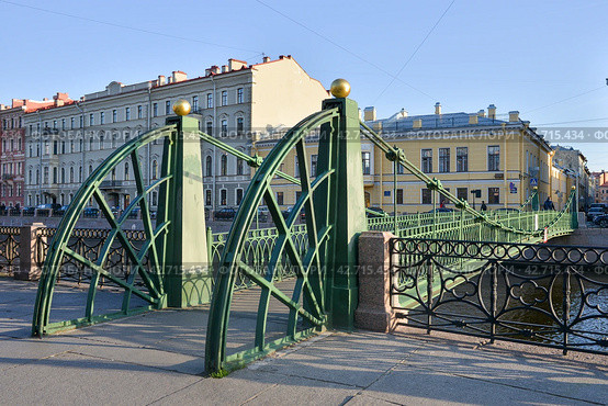 Почтамтский подвесной мост через реку Мойку в Санкт-Петербурге (2014 год). Стоковое фото, фотограф Александр Алексеев / Фотобанк Лори