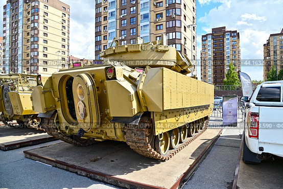 Подбитая американская БМП W2A2 «BRADLEY». Гусеничная бронированная машина армии США. Передвижная выставка трофейной техники НАТО "Сила v правде- гордость и победа" (2024 год). Редакционное фото, фотограф Александр Тараканов / Фотобанк Лори