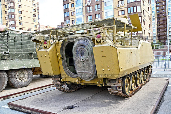 Подбитая американская БМП W2A2 «BRADLEY». Гусеничная бронированная машина армии США. Передвижная выставка трофейной техники НАТО "Сила v правде- гордость и победа" (2024 год). Редакционное фото, фотограф Александр Тараканов / Фотобанк Лори