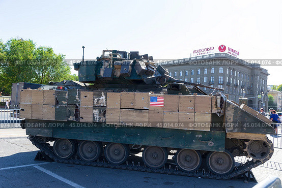 Подбитая боевая машина пехоты М2А2 Bradley производства США, выставка трофейной военной техники НАТО, Центральный район, Волгоград, Россия. Редакционное фото, фотограф Андрей Цыганков / Фотобанк Лори