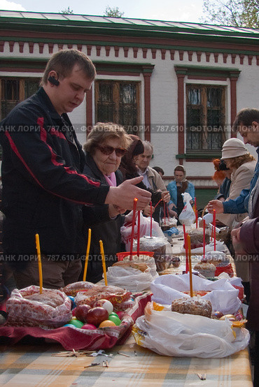 Подготовка к освящению куличей в церкви Никола в  Хамовниках (2008 год). Редакционное фото, фотограф Виктор Тараканов / Фотобанк Лори