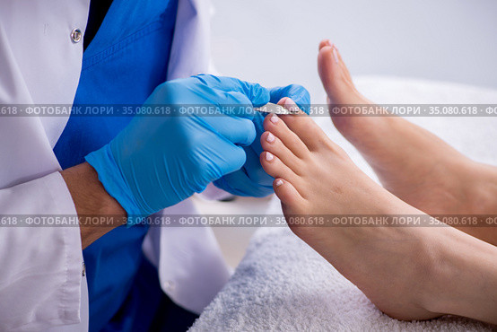 Podiatrist treating feet during procedure. Стоковое фото, фотограф Elnur / Фотобанк Лори
