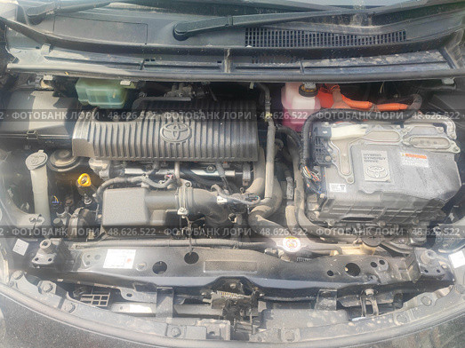 Подкапотное пространство гибридного автомобиля. The engine compartment of a hybrid car. 混合动力汽车的发动机舱。 Редакционное фото, фотограф Денис Баданин / Фотобанк Лори