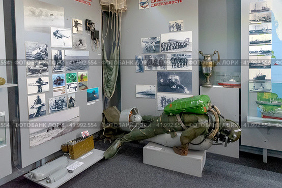 Подводный пловец в гидрокостюме УГК-3 унифицированном с изолирующим дыхательным аппаратом «ИДА-71 П» на буксировщике «Протей» 5 МУ. Музей Балтийского флота.  Город Балтийск Калининградской области (2023 год). Редакционное фото, фотограф Румянцева Наталия / Фотобанк Лори