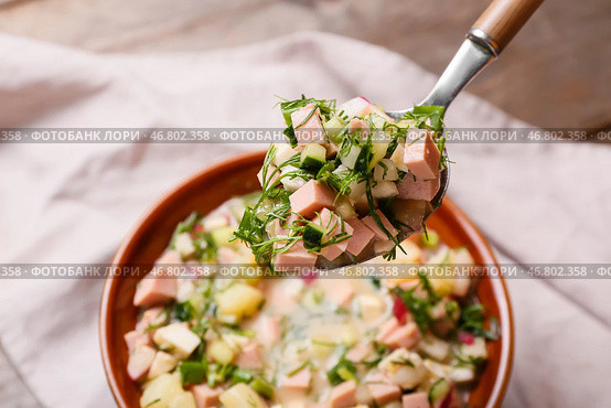 Поедание вкусной окрошки на столе крупным планом. Стоковое фото, фотограф Pixel_shot / Фотобанк Лори