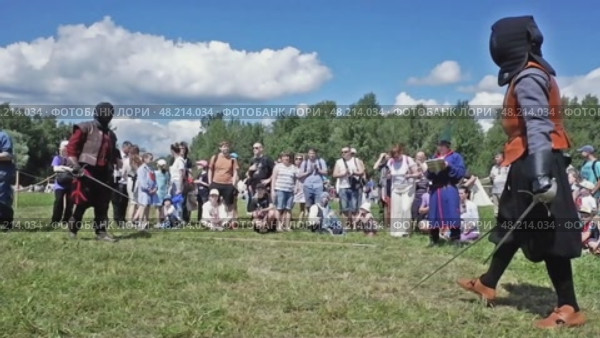 Поединок двух исторических реконструкторов на шпагах. Солнечный летний день. Редакционное видео, видеограф Александр Кузнецов / Фотобанк Лори