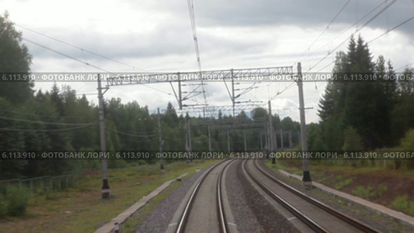 Поезд едет по железной дороге через лес, вид с головы состава поезда. Стоковое видео, видеограф Кекяляйнен Андрей / Фотобанк Лори