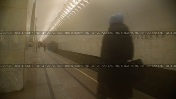 Поезд отправляется на станции метро Кузнецкий мост. Легкая дымка в метро (2015 год). Редакционное видео, видеограф Володина Ольга / Фотобанк Лори