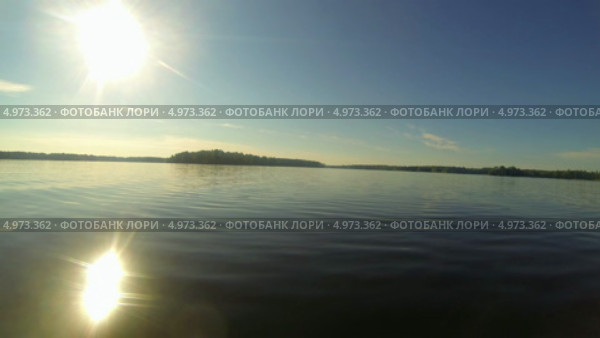Поездка на лодке через озеро Велье, Валдай. Таймлапс. Стоковое видео, видеограф Кекяляйнен Андрей / Фотобанк Лори