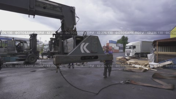 Погрузка контейнера. Редакционное видео, видеограф Алексей Тресков / Фотобанк Лори