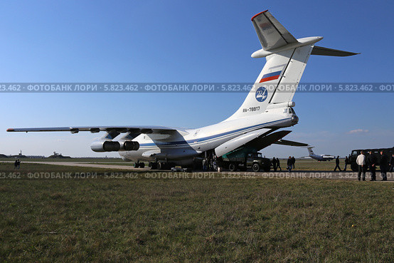 Погрузка военно-транспортного самолёта Ил-76 МД (бортовой номер RA-78817 ) (2014 год). Редакционное фото, фотограф Алексей Гусев / Фотобанк Лори