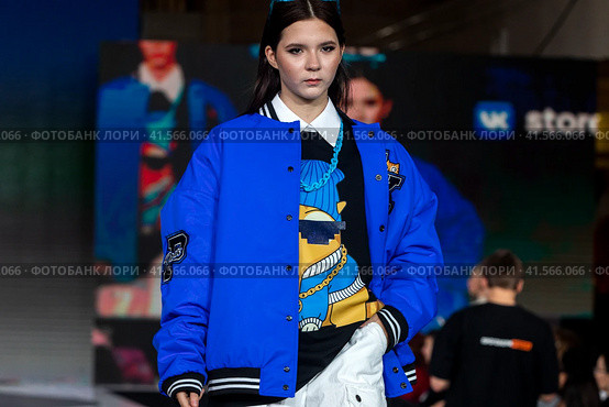 Показ одежды из коллекции VK Store в рамках фестиваля детской моды KIDS FASHION WEEK в "Центральном детском магазине на Лубянке" (ЦДМ) в центре города Москвы, Россия (2023 год). Редакционное фото, фотограф Николай Винокуров / Фотобанк Лори
