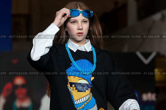 Показ одежды из коллекции VK Store в рамках фестиваля детской моды KIDS FASHION WEEK в "Центральном детском магазине на Лубянке" (ЦДМ) в центре города Москвы, Россия (2023 год). Редакционное фото, фотограф Николай Винокуров / Фотобанк Лори