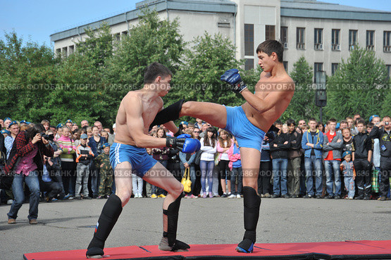 Показательное выступление спортсменов на день ВДВ (2010 год). Редакционное фото, фотограф Free Wind / Фотобанк Лори
