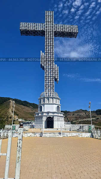 Поклонный крест на горе. The Cross of worship on the mountain (2024 год). Редакционное фото, фотограф Алла Толочек / Фотобанк Лори