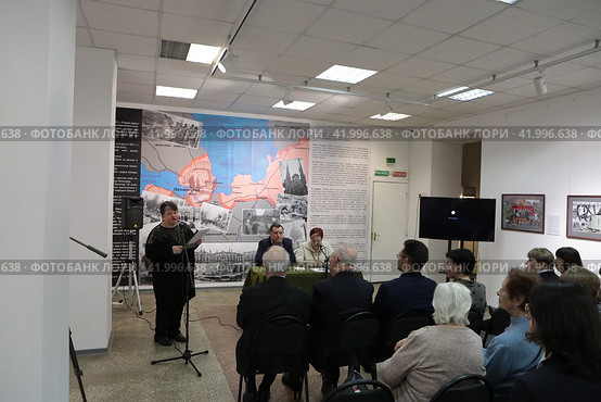 Покрасова Лариса Николаевна в Балашихинском историко-художественном музее, кругдый стол "непокорённый Ленинград" (2024 год). Редакционное фото, фотограф Дмитрий Неумоин / Фотобанк Лори