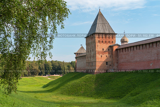 Pokrovskaya Tower of the Novgorod Kremlin (Novgorod Detinets) on a sunny summer day, Veliky Novgorod, Russia. Стоковое фото, фотограф Ula Ulachka / Фотобанк Лори