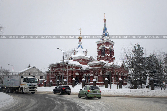 Покровская церковь при выезде на Егорьевское шоссе в районе села Осеченки (2024 год). Редакционное фото, фотограф Дмитрий Неумоин / Фотобанк Лори