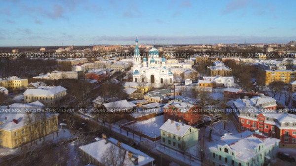 Покровский собор в городском пейзаже январским вечером. Гатчина, Россия (2019 год). Стоковое видео, видеограф Виктор Карасев / Фотобанк Лори