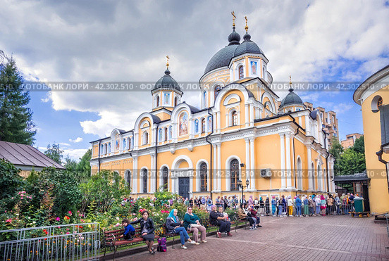 Покровский женский монастырь, Святая Матрона Московская, Таганская улица, Москва (2023 год). Редакционное фото, фотограф Baturina Yuliya / Фотобанк Лори