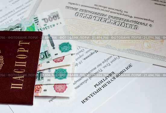 Покупка квартиры. Договор купли продажи, свидетельство о государственной регистрации права, стопка денег и паспорт гражданина России. Стоковое фото, фотограф Игорь Низов / Фотобанк Лори