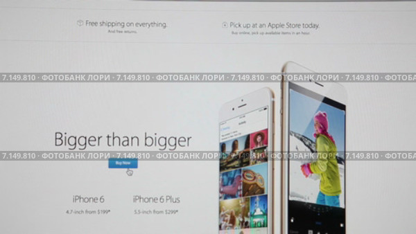 Покупка смартфона Iphone 6 в Apple store. Сайт официального интернет-магазина (2014 год). Редакционное видео, видеограф Кекяляйнен Андрей / Фотобанк Лори