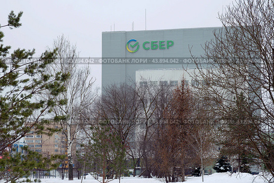 Покупки легче с кредитом от Сбера. Сбер Банк. Офис. (2024 год). Редакционное фото, фотограф MК / Фотобанк Лори
