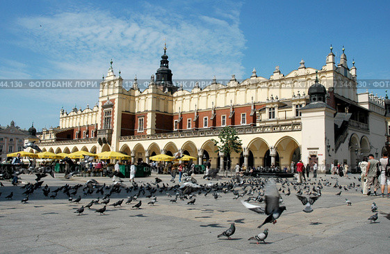 Poland, Cracow, Sukiennice (Cloth Hall) on the Main Market Square. Редакционное фото, агентство BE&W Photo / Фотобанк Лори
