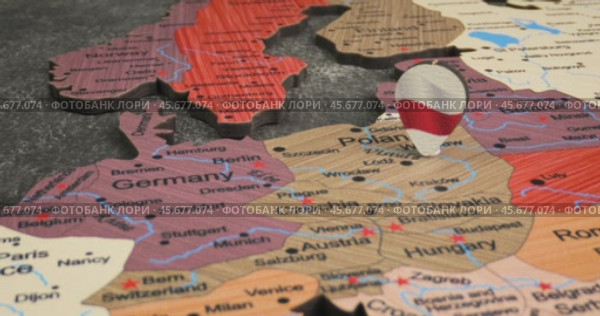 Poland - Travel concept with green pushpin on the world map. The location point on the map points to Warsaw, the capital of the Poland. (2024 год). Стоковое видео, видеограф Андрей Армягов / Фотобанк Лори