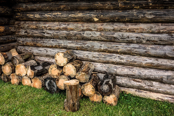 Поленница дров около деревенского дома. Сельский быт, сельский пейзаж./ A woodpile of firewood near a village house. Rural life, rural landscape. Стоковое фото, фотограф Iva Noel / Фотобанк Лори