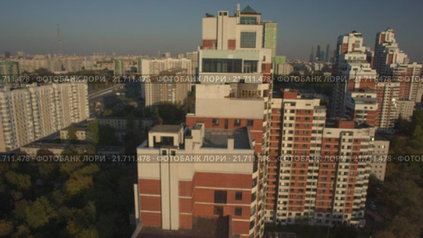 Полет на дроне над спальным районом Москвы. Заявочный план многоэтажки. Стоковое видео, видеограф Евгений Ковалев / Фотобанк Лори