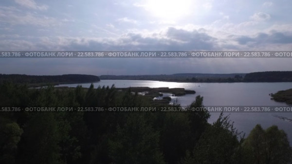 Полет над озером и лесом. Аэросъемка. Стоковое видео, видеограф Бубнов Дмитрий / Фотобанк Лори