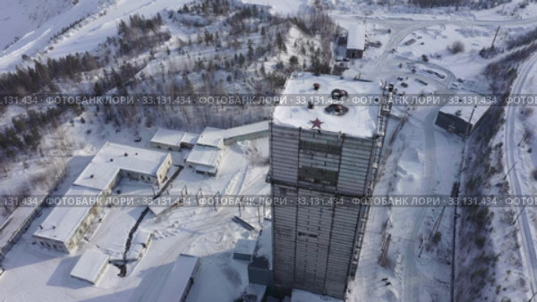 Полет над шахтой Южной. Город Кушва. Свердловская область. Россия (2020 год). Стоковое видео, видеограф Евгений Ткачёв / Фотобанк Лори