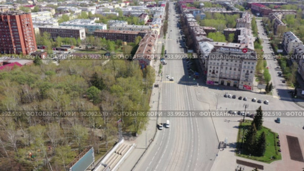 Полет над центральным проспектом и Театральной площадью в городе Нижний Тагил. Россия. Редакционное видео, видеограф Евгений Ткачёв / Фотобанк Лори