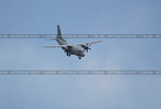 Полет Военно-транспортного самолета Lockheed C-130 Hercules ВВС Италии (2009 год). Редакционное фото, фотограф Алёшина Оксана / Фотобанк Лори