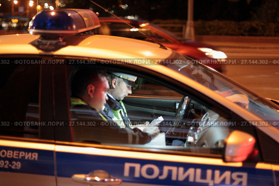 Полицейские составляют протокол (2017 год). Редакционное фото, фотограф Дмитрий Неумоин / Фотобанк Лори