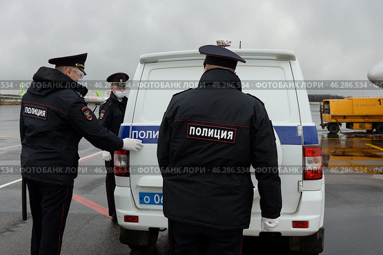 Полицейские вывозят авиационного дебошира с борта самолёта (2020 год). Редакционное фото, фотограф Free Wind / Фотобанк Лори
