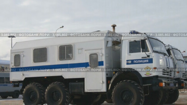 Полицейский автомобиль ОМОН на улице города Уфа (2011 год). Редакционное видео, видеограф Mikhail Erguine / Фотобанк Лори