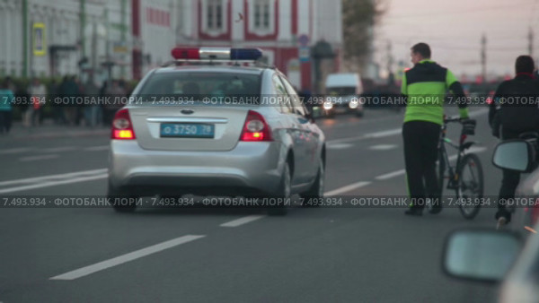 Полицейский автомобиль патрулирует перекрытую для движения улицу города. Санкт-Петербург (2015 год). Редакционное видео, видеограф Кекяляйнен Андрей / Фотобанк Лори