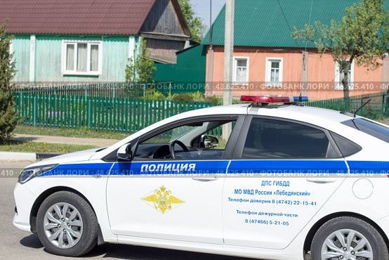 Полицейский автомобиль перегородил улицу. Редакционное фото, фотограф Роман Лукьянов / Фотобанк Лори